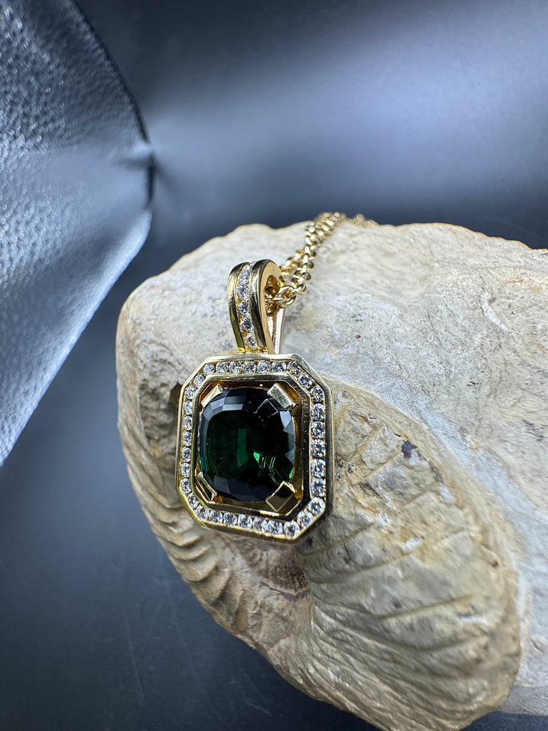 Goldbaur Anhänger in 18 Karat Gelbgold mit feinem Turmalin & Brillanten