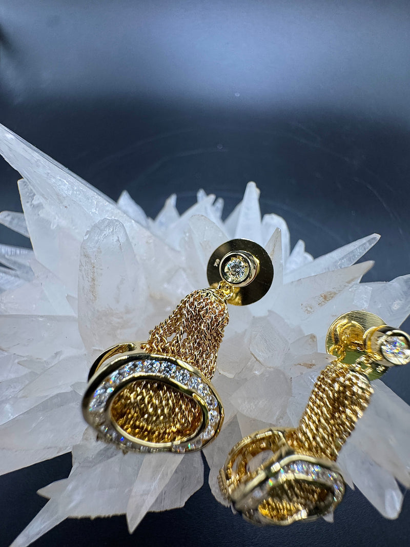 Außergewöhnliche Ohrringe in 18 Karat Gelbgold mit feinsten Brillanten