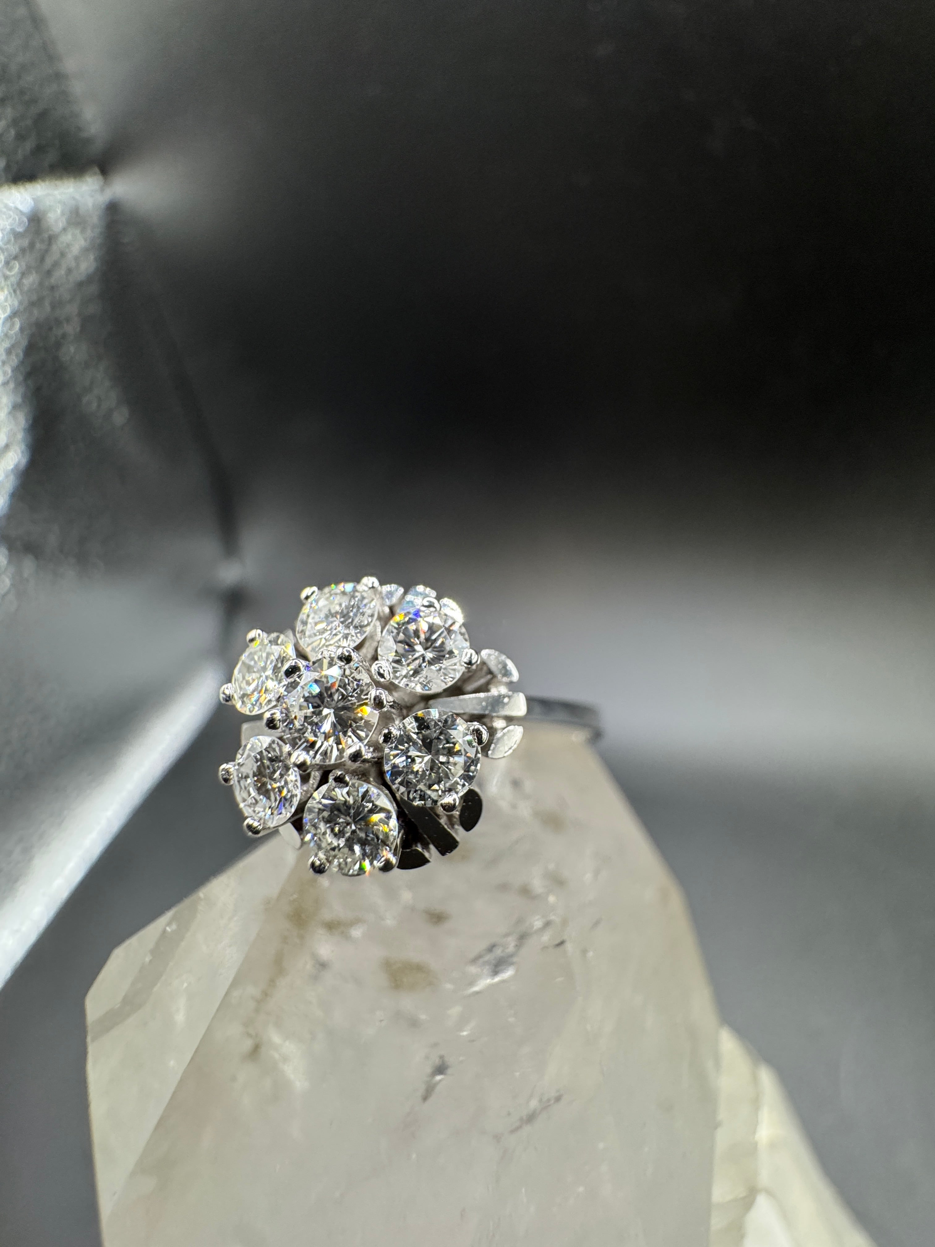 Zeitloser Cocktail Ring in 14 Karat Weißgold mit feinen Brillanten