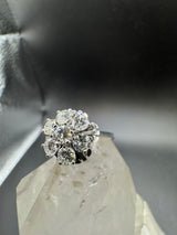 Zeitloser Cocktail Ring in 14 Karat Weißgold mit feinen Brillanten