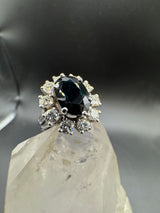 Eleganter Ring in 14 Karat Weißgold mit blauem Saphir & Brillanten