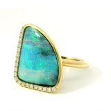 Moderner Ring in 14 Karat Gelbgold mit australischem Opal & Brillanten