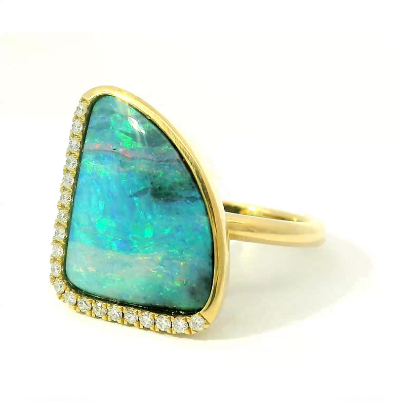 Moderner Ring in 14 Karat Gelbgold mit australischem Opal & Brillanten
