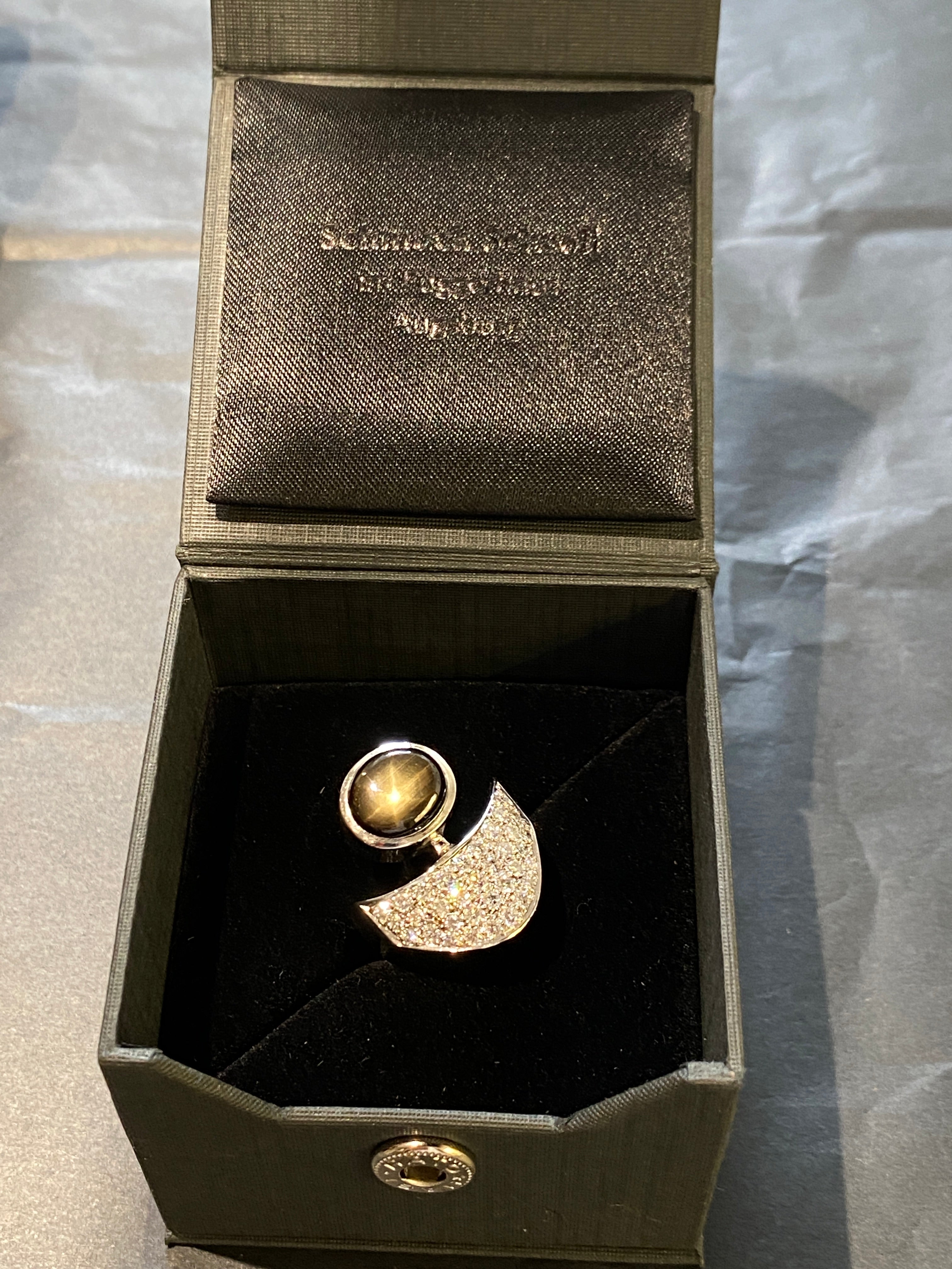 Handgemaakte witgouden ring van 18 karaat met briljant geslepen diamanten &amp; maansteen