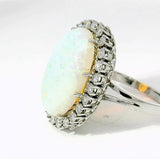 Hochfeiner Cocktailring in 18 Karat Weißgold mit austral. Opal & Brillanten