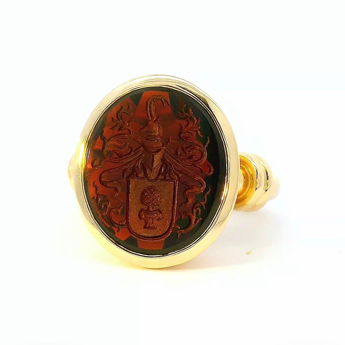 Handgefertigter Augsburger Ring in 18 Karat Gelbgold mit Granat-Siegel