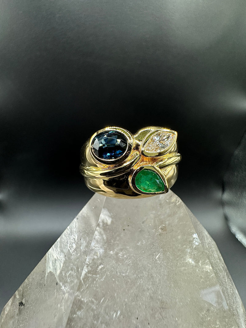 Massiver Ring in 18 Karat Gelbgold mit Smaragd, Saphir und Brillant