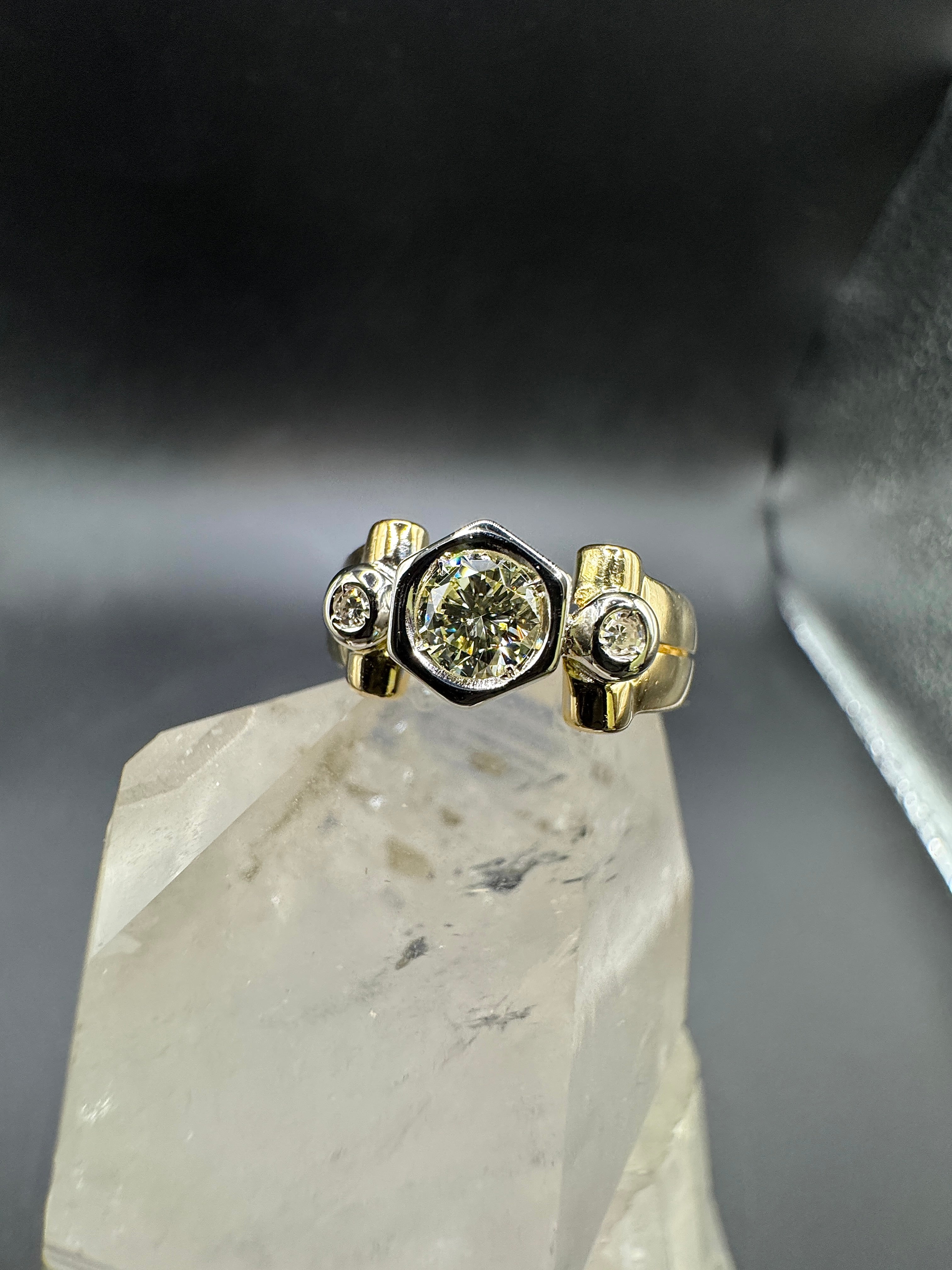 Eleganter Bicolor-Ring in 18 Karat Gold mit großem Brillant & Diamanten