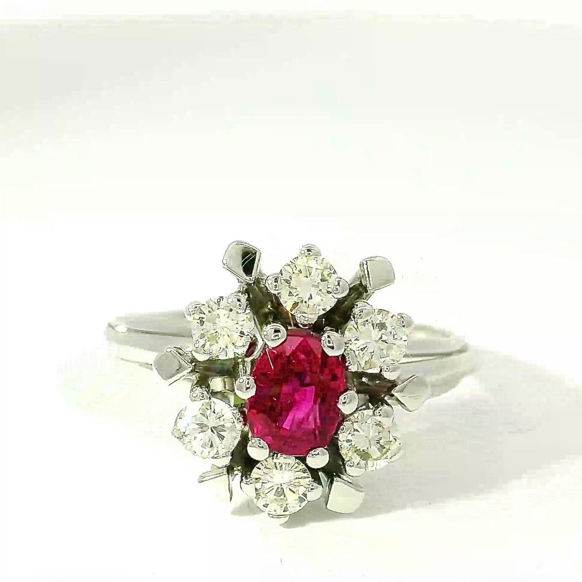 Eleganter Entourage-Ring in 18 Karat Weißgold mit leuchtendem Rubin & Brillanten