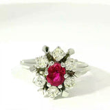 Eleganter Entourage-Ring in 18 Karat Weißgold mit leuchtendem Rubin & Brillanten