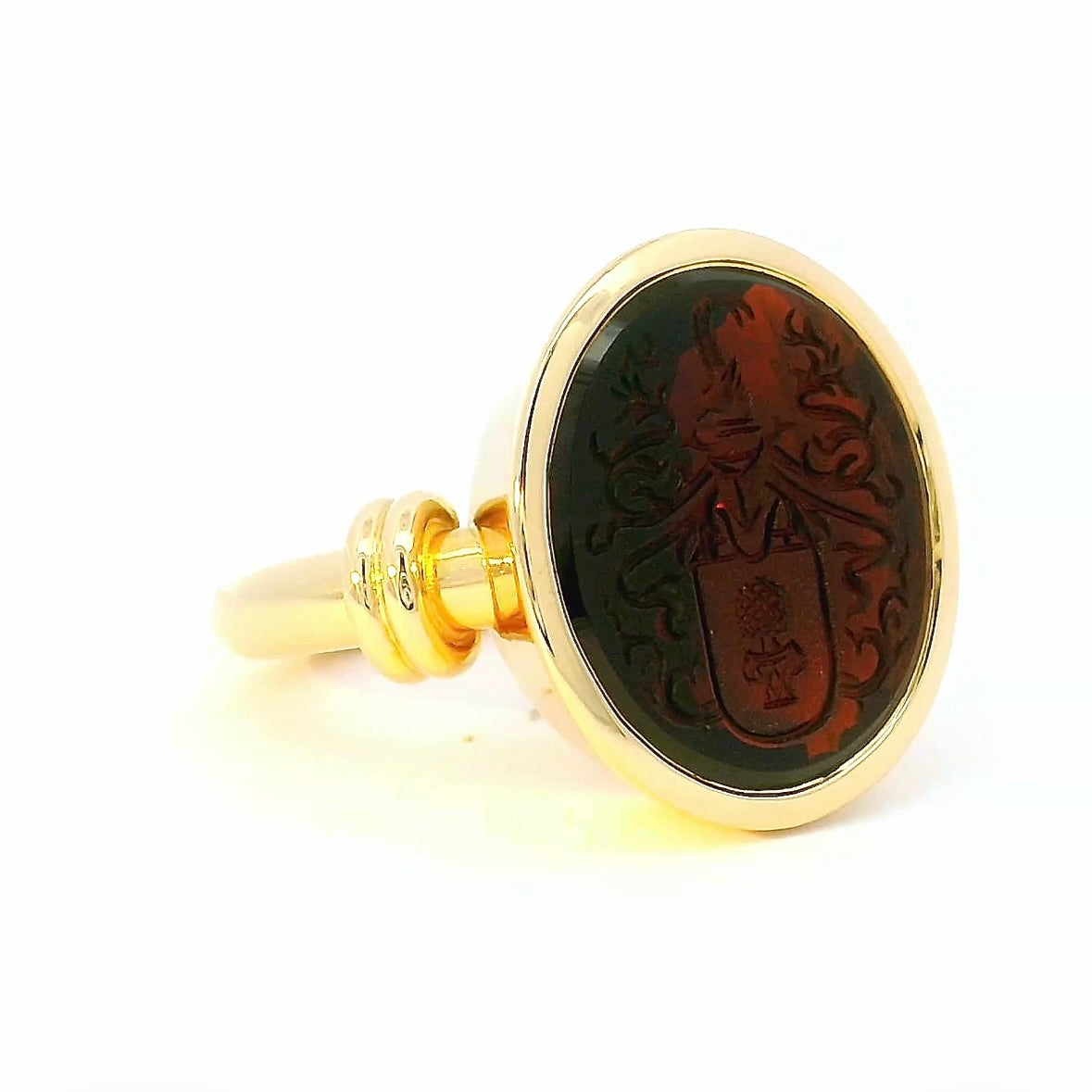 Handgefertigter Augsburger Ring in 18 Karat Gelbgold mit Granat-Siegel