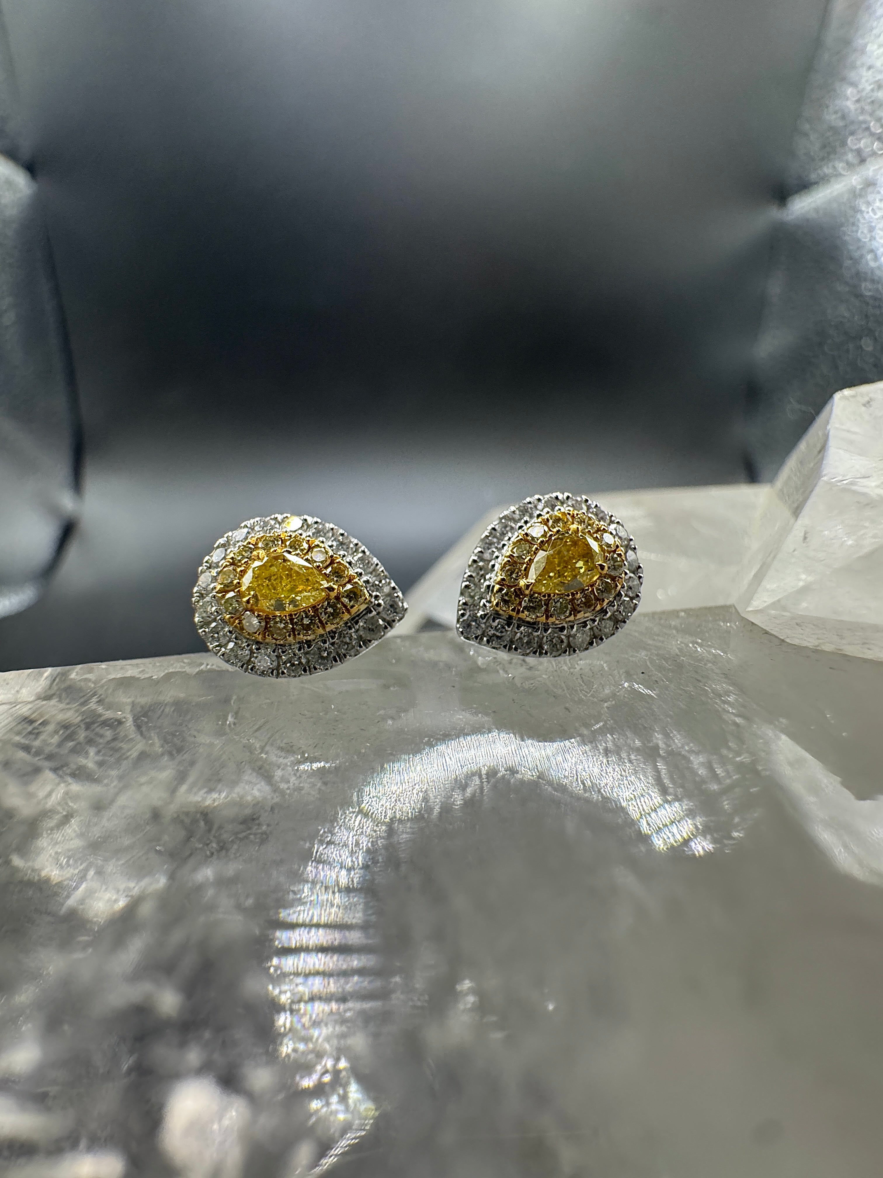 Moderne Brillantstecker in 18 Karat Gelb- und Weißgold mit Fancy Yellow Brillanten