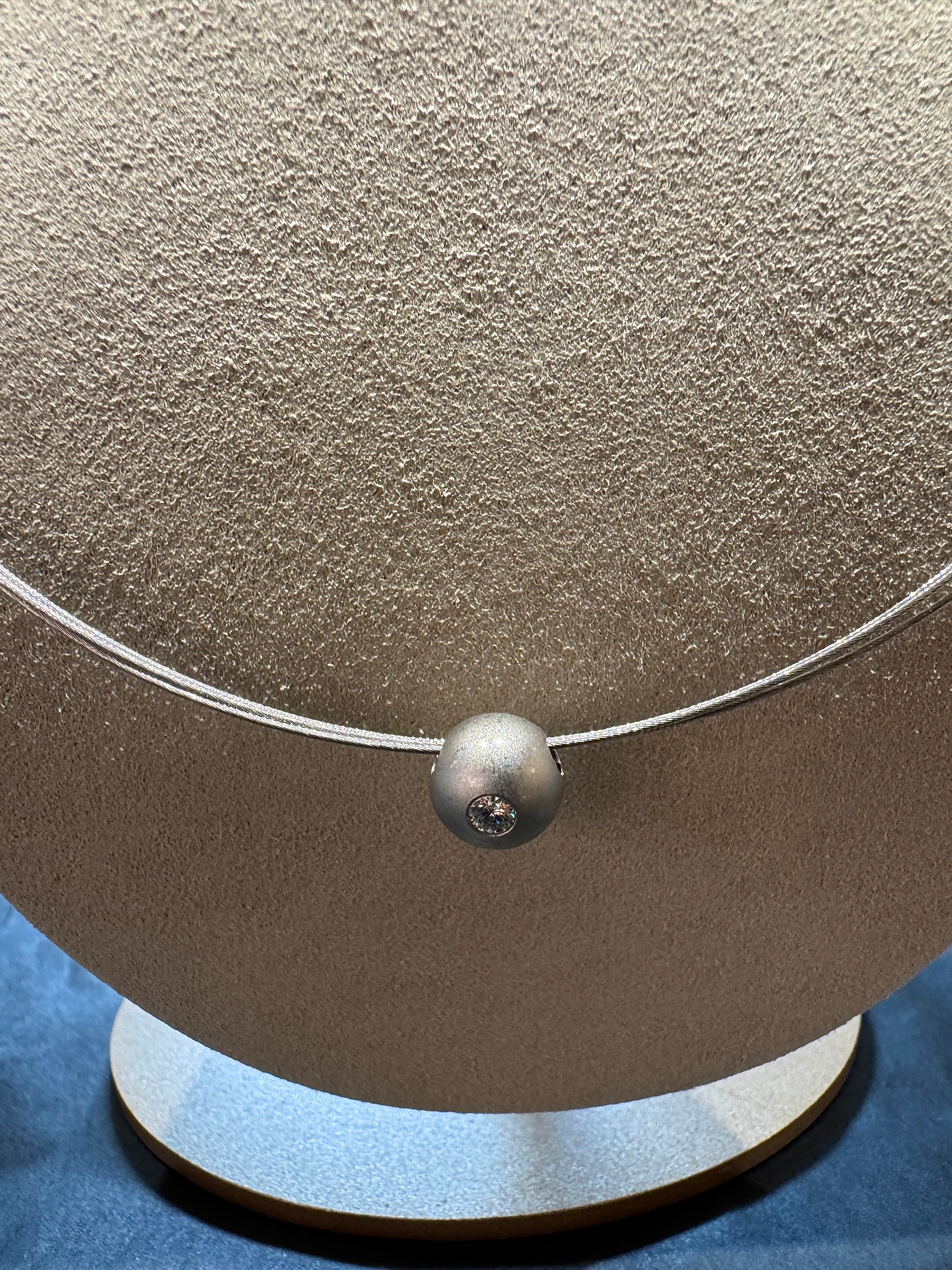 Elegant necklace in 14k white gold with 950 platinum pendant & brilliant-cut diamond