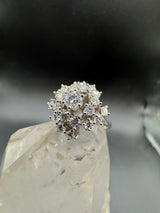 Steinbetonter Ring in 14 Karat Weißgold mit feinen Brillanten