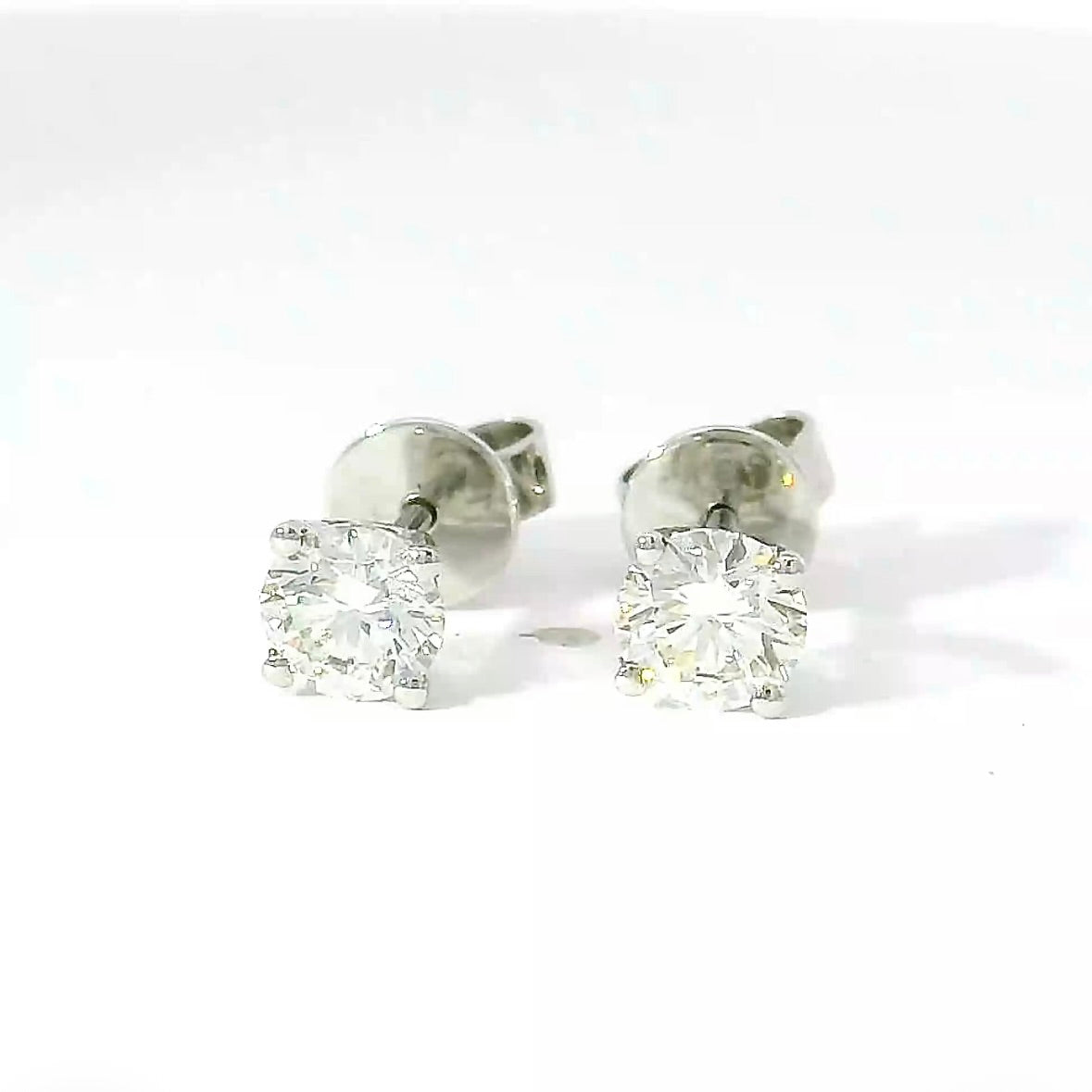 Moderne Brillantstecker in 18 Karat Gelbgold mit hochfeinen Brillanten