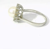 Zeitloser Entourage-Ring in 14 Karat Weißgold mit Akoya-Perle und Diamanten