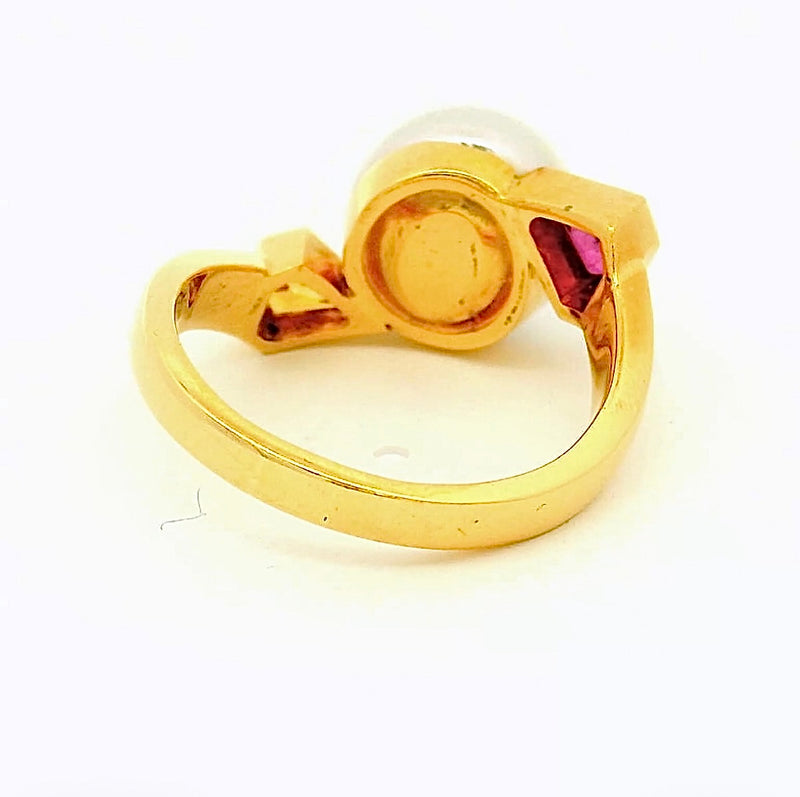 Edler Ring in 18 Karat Gelbgold mit Südseeperle und farbigen Saphiren