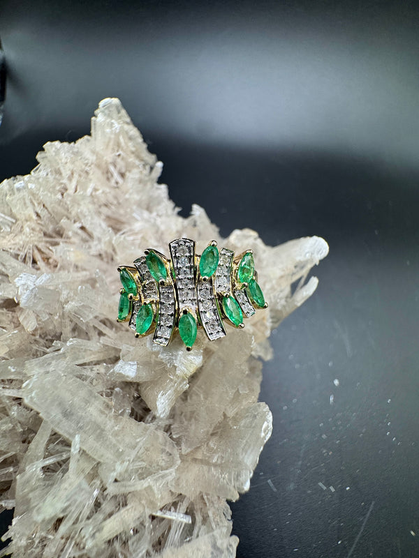 Lebhafter Ring in 14 Karat Gelbgold mit leuchtenden Smaragden und Diamanten