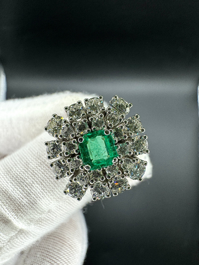 Prunkvoller Cocktailring in 14 Karat Weißgold mit leuchtendem Smaragd & Brillanten