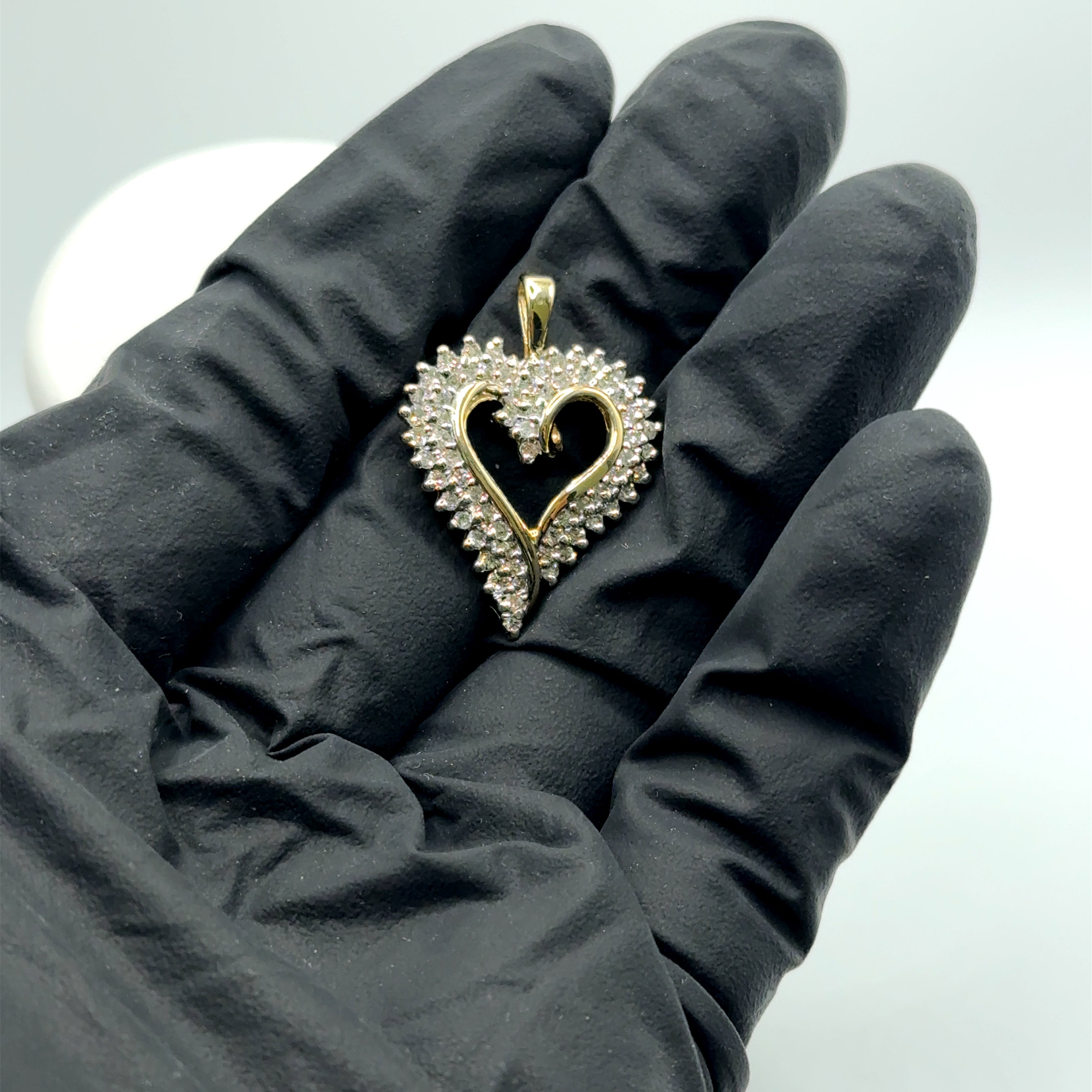 Elegant bicolor hart van 10 karaat goud met 67 diamanten