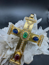 Beeindruckendes Kreuz in 18 Karat Gelbgold mit Brillanten, Smaragd, Rubin & Saphiren