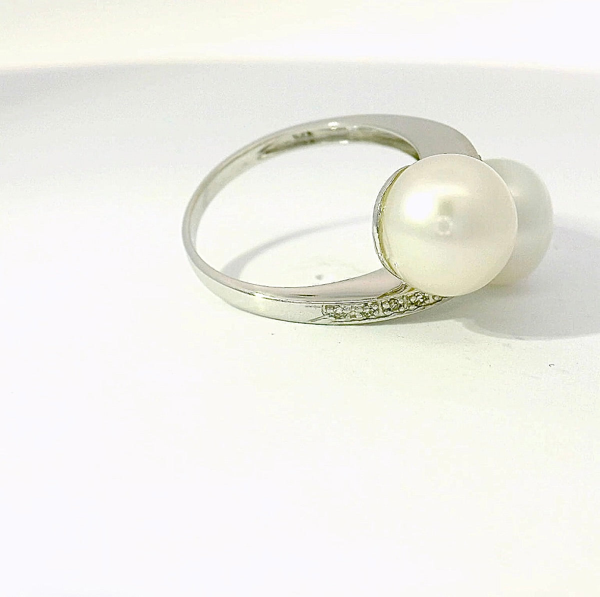 Eleganter Toi-et-Moi-Ring in 9 Karat Weißgold mit Diamanten und Perlen