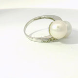 Eleganter Toi-et-Moi-Ring in 9 Karat Weißgold mit Diamanten und Perlen