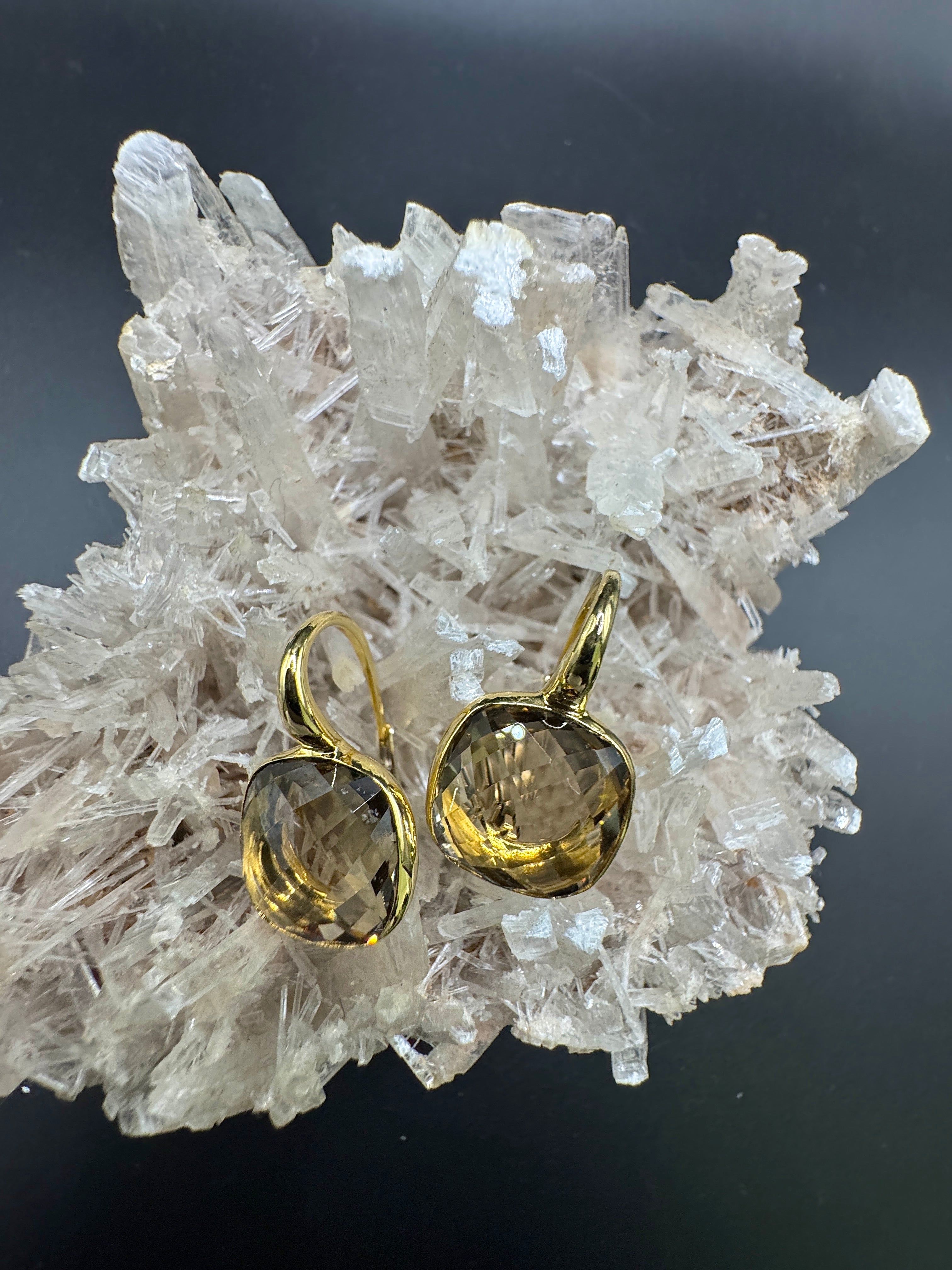 Elegante Kreolen in 18 Karat Gelbgold mit lebhaften Rauchquarzen
