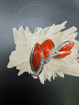 Hochwertige Ohrringe in 18 Karat Weißgold mit handgeschnitzter Koralle