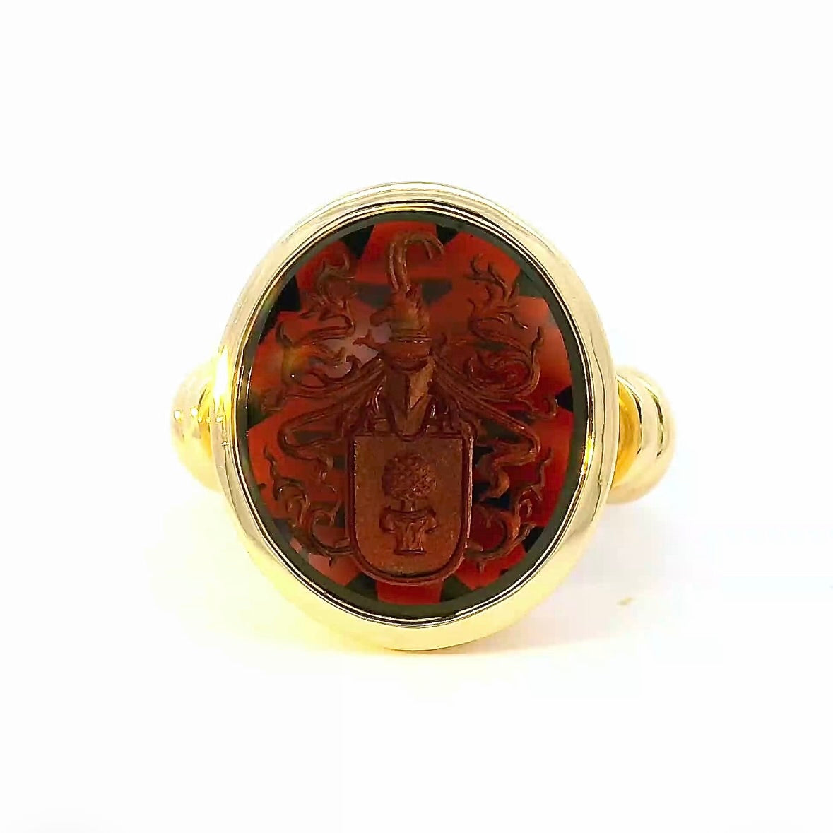 Handgefertigter Augsburger Ring in 18 Karat Gelbgold mit Granat-Siegel