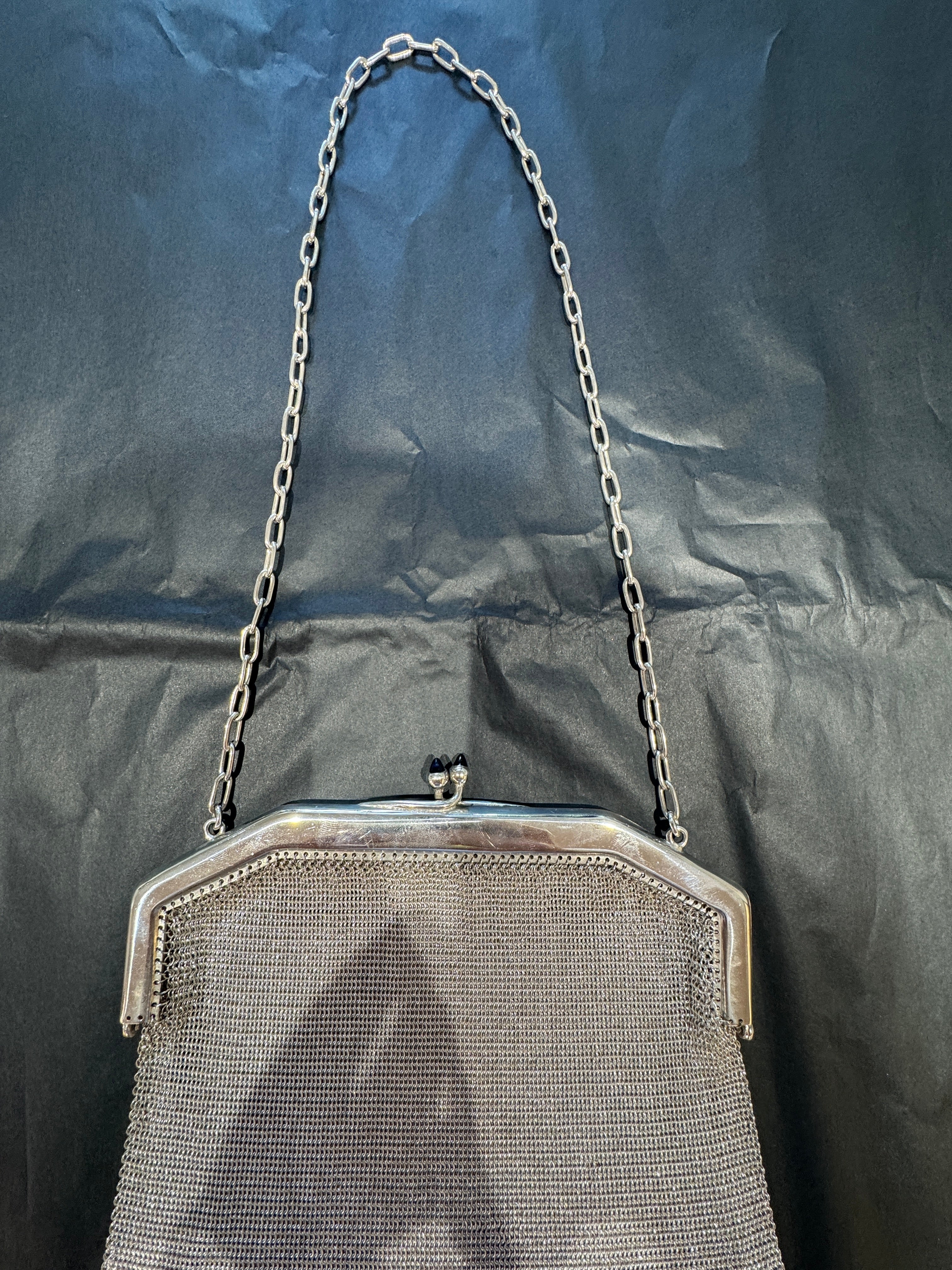 Einmalige Silbertasche aus 800er Silber mit blauen Schmucksteinen