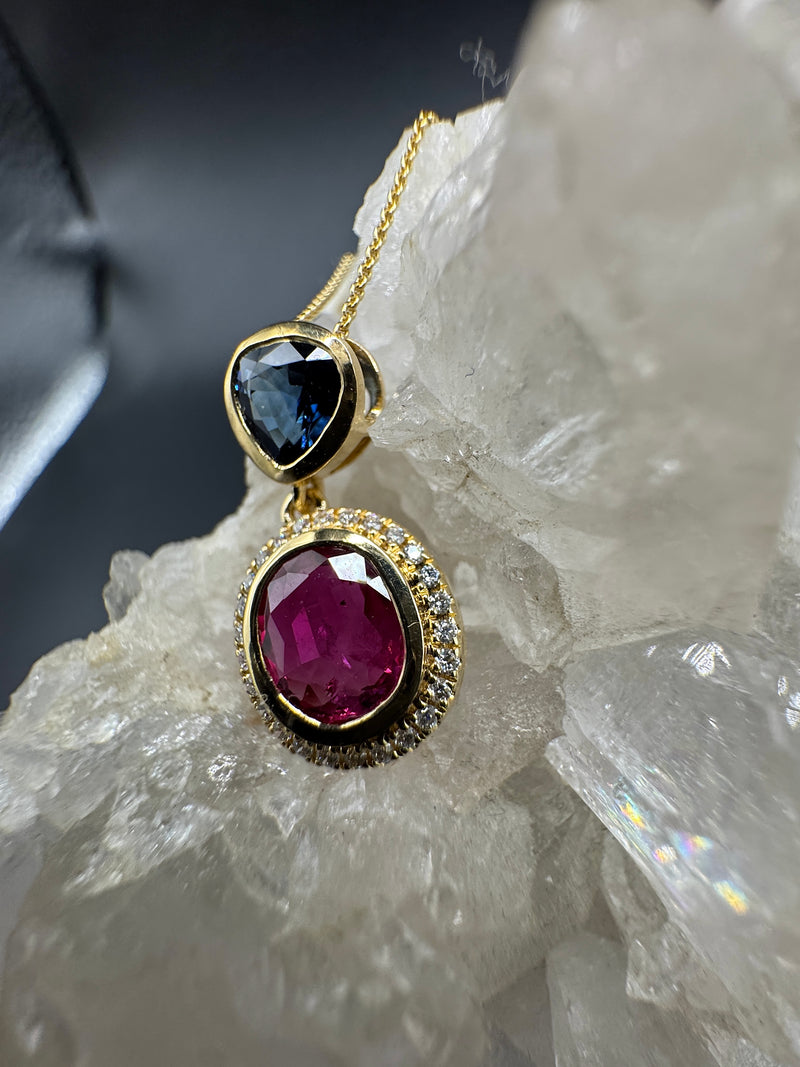 Moderner Rubin & Saphir Anhänger in 18 Karat Gelbgold mit feinen Brillanten & Ankerkette