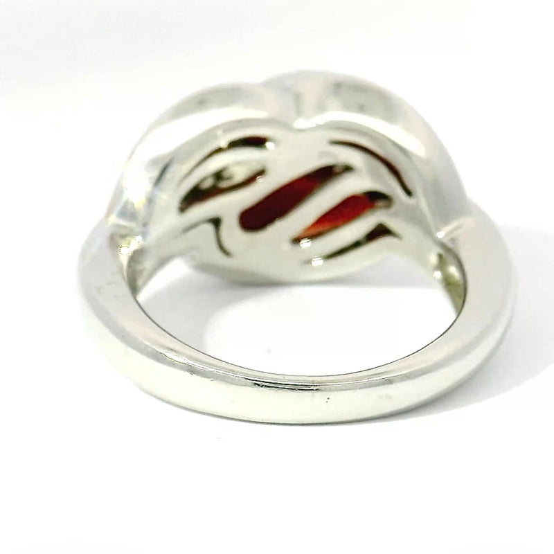 Edler Ring in 18 Karat Weißgold mit leuchtender Koralle & Brillanten