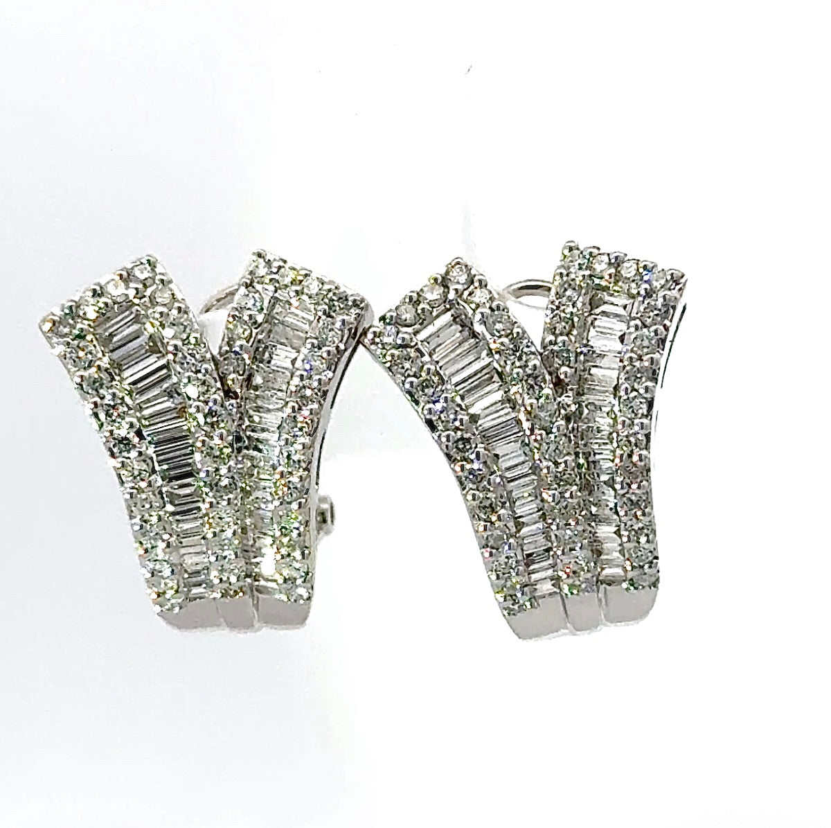 Exciting earrings in 18 carat white gold with brilliant-cut diamonds & baguette diamonds