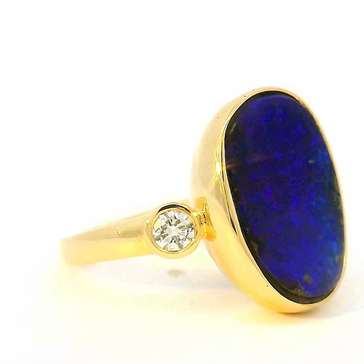 Eleganter Opalring in 18 Karat Gelbgold mit feinen Brillanten