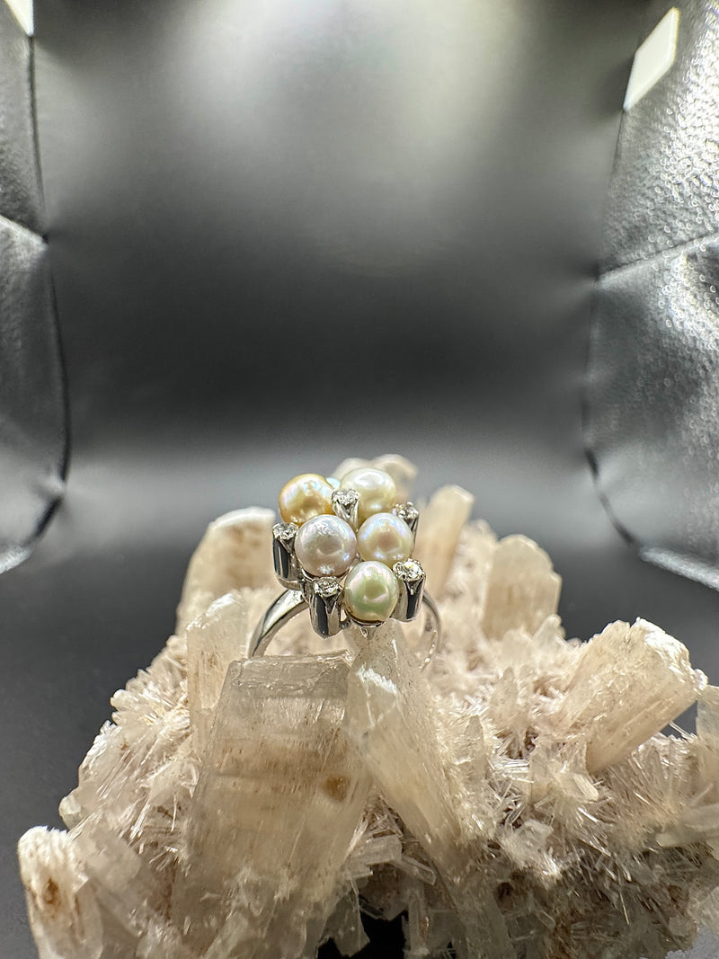 Ausgefallener Ring in 14 Karat Weißgold mit Perlen und Brillanten