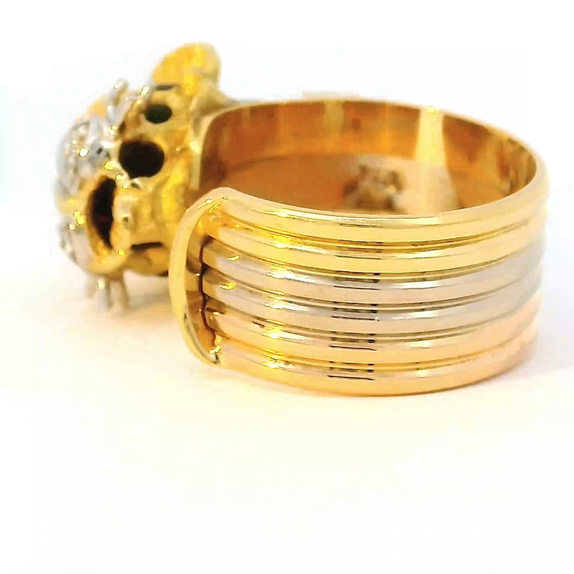 Leuchtender tricolor Ring in 18 Karat Gold mit Rubinen und Brillanten