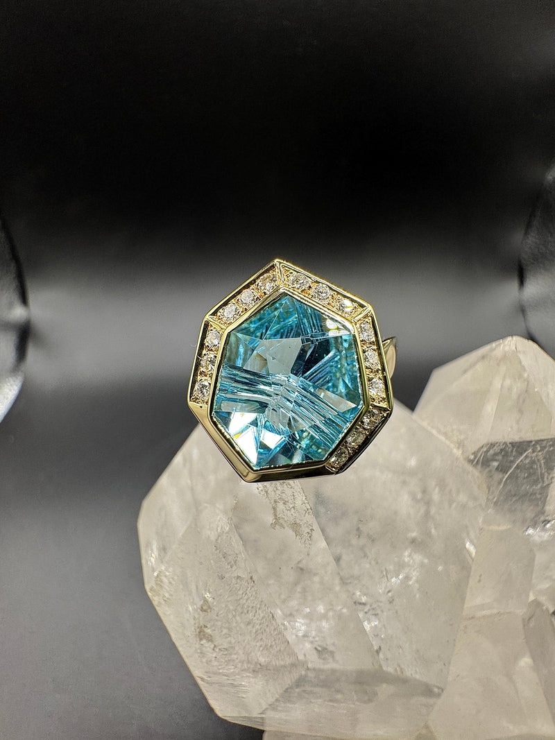 Ausgefallener Ring in 14 Karat Gelbgold mit leuchtendem Topas & Brillanten