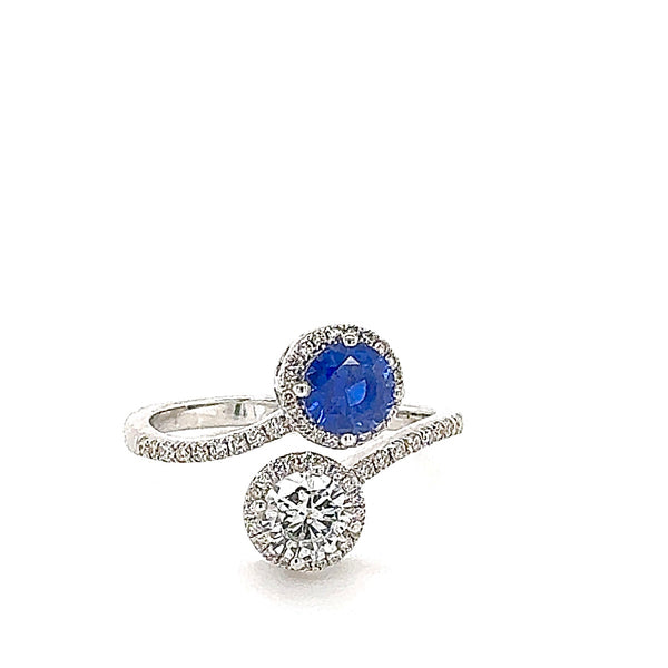 Ring in 18 carat (750/-.) white gold with brilliant-cut diamonds and sapphire