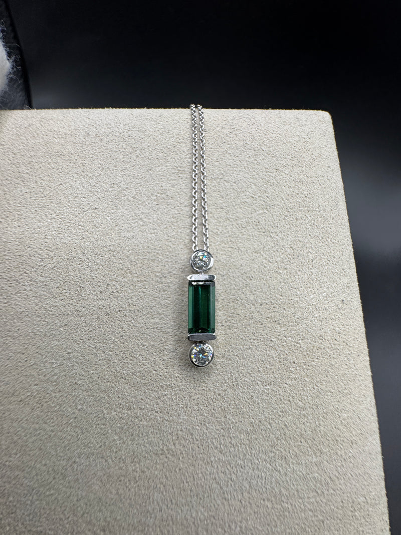 Leuchtender Turmalin Anhänger in 14 Karat Weißgold mit feinen Brillanten | Anhänger - Schmuck Schroll