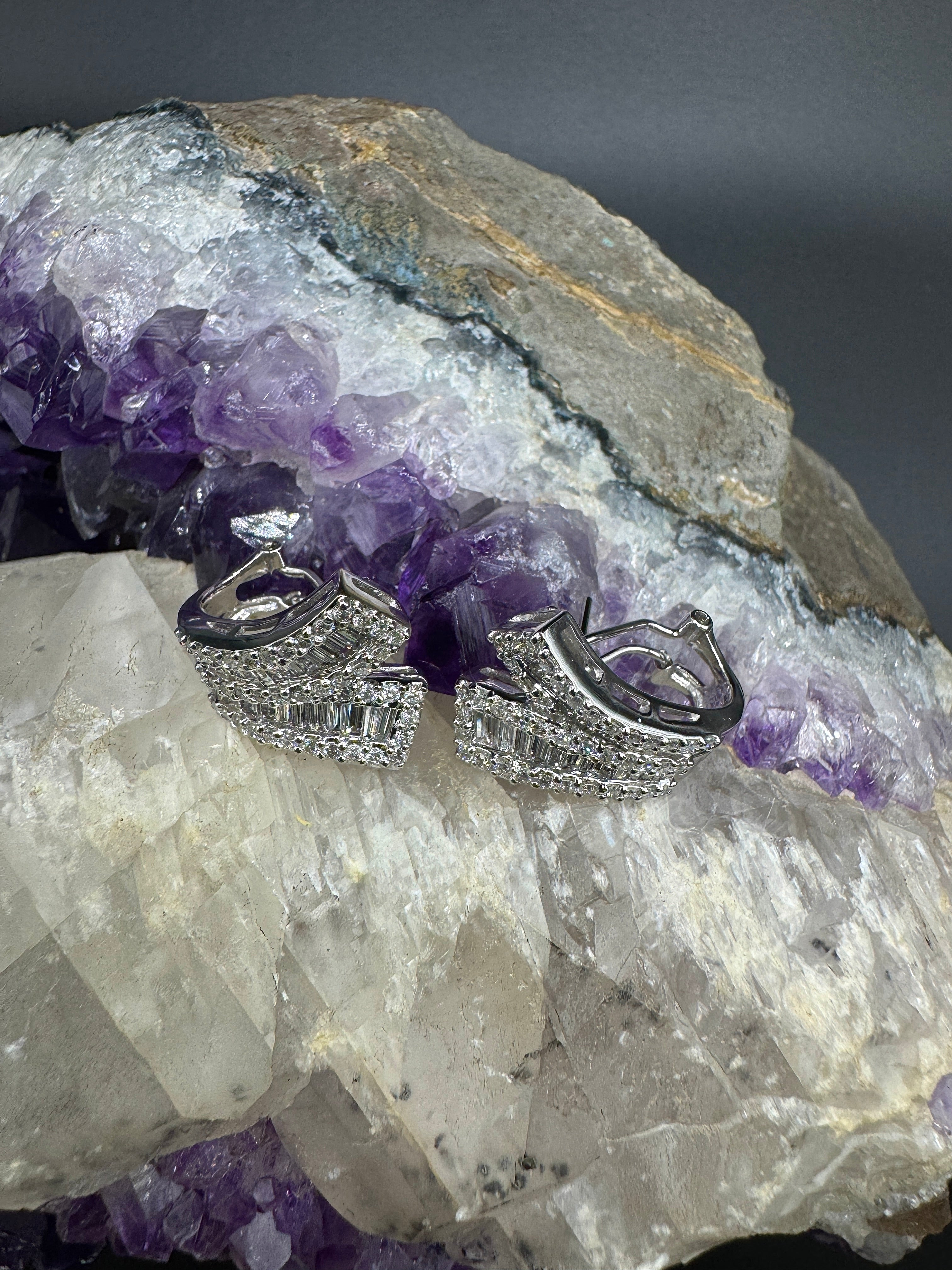 Exciting earrings in 18 carat white gold with brilliant-cut diamonds & baguette diamonds