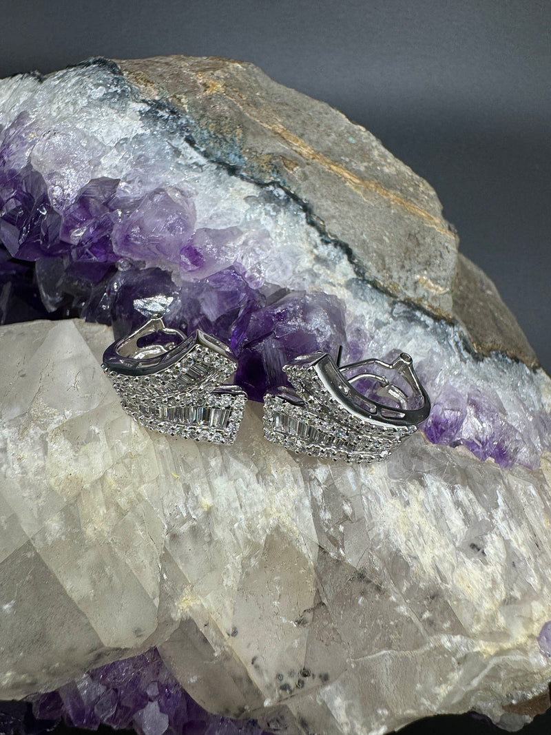 Aufregende Ohrringe in 18 Karat Weißgold mit Brillanten & Diamant-Baguettes