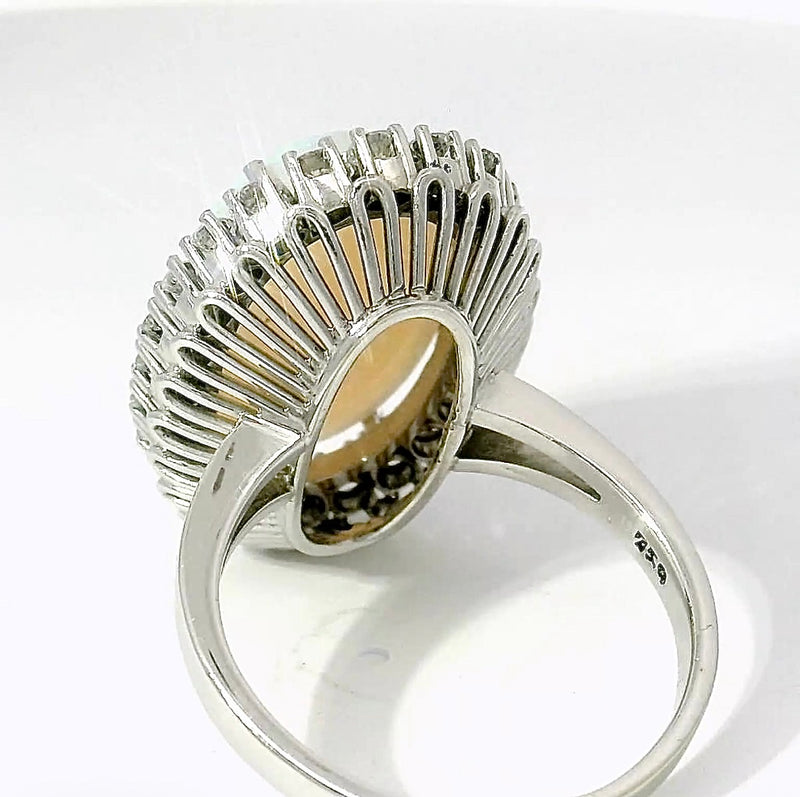 Hochfeiner Cocktailring in 18 Karat Weißgold mit austral. Opal & Brillanten
