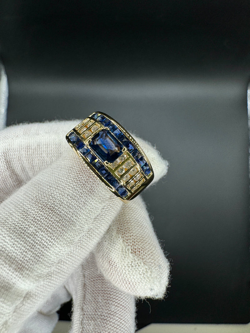 Ausgefallener Ring in 18 Karat Gelbgold mit leuchtend blauen Saphiren und Brillanten