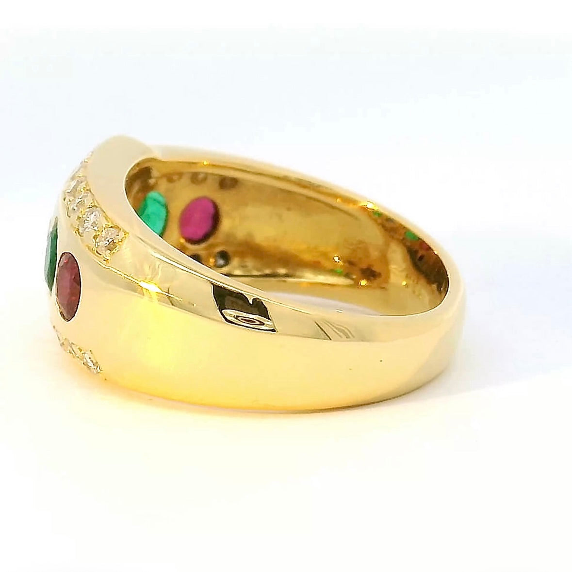 Edler Ring in 18 Karat Gelbgold mit Rubin, Smaragd, Saphir & Brillanten