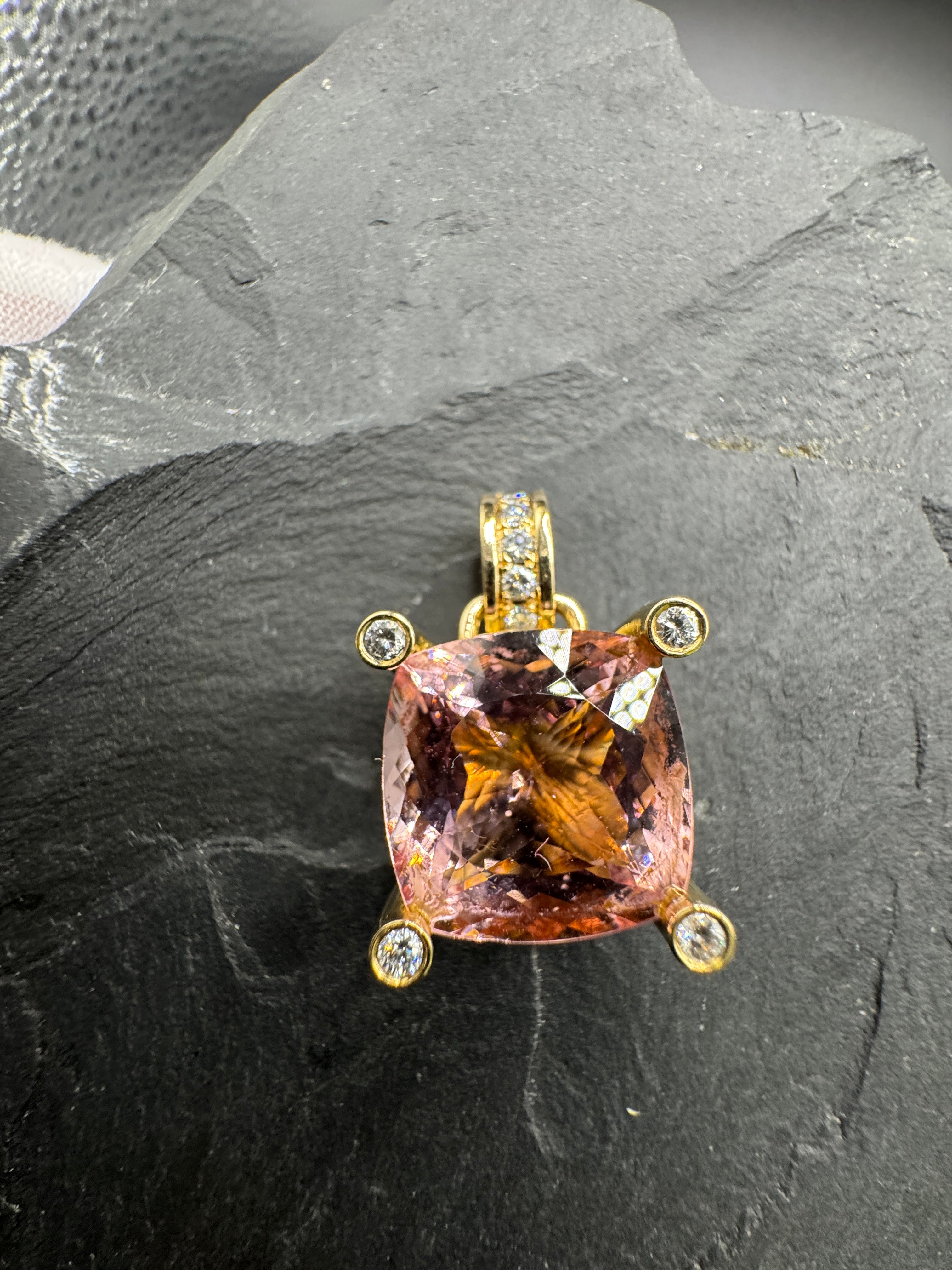 Hochfeiner Morganit Anhänger in 14 Karat Gelbgold mit Brillanten - Handarbeit