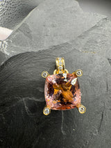 Hochfeiner Morganit Anhänger in 14 Karat Gelbgold mit Brillanten - Handarbeit