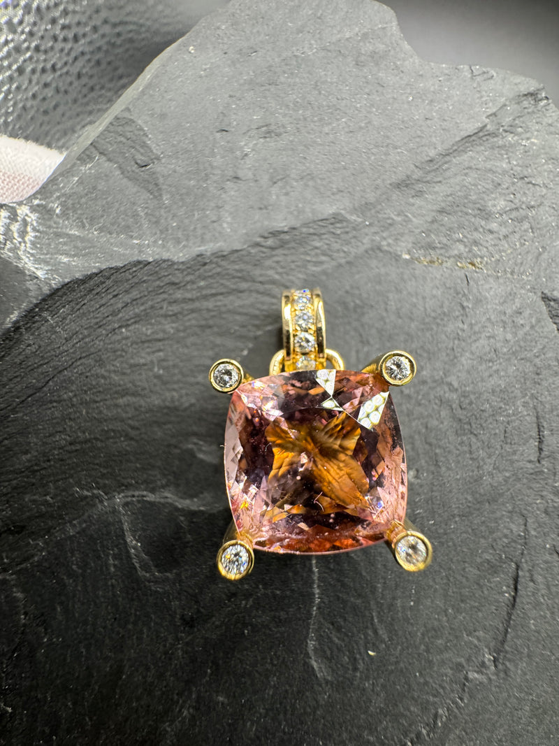 Hochfeiner Morganit Anhänger in 14 Karat Gelbgold mit Brillanten - Handarbeit