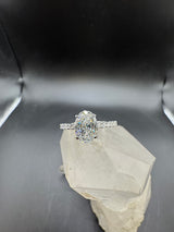 Wunderschöner Ring in 18 Karat Weißgold mit ovalem Brillanten & Pavé-Besatz