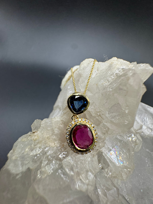 Moderner Rubin & Saphir Anhänger in 18 Karat Gelbgold mit feinen Brillanten & Ankerkette